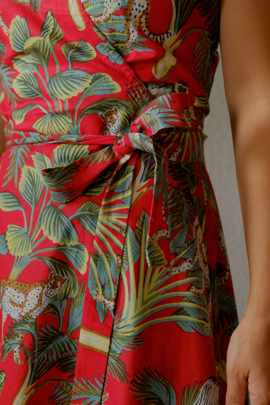 nachhaltige Wickelkleid mit Dschungelprint