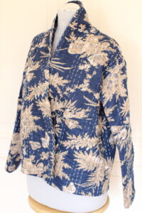 Kantha Jacke Sunaja blau Vorderansicht Schneiderpuppe — offener Kragen