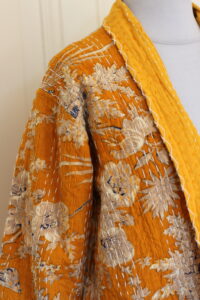 Kantha Stich Close-up senfgelb — handgefertigte Übergangsjacke Rajasthan