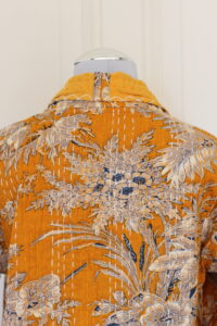 Kantha Jacke Sunaja gelb Rückansicht Schneiderpuppe — ManduTrap