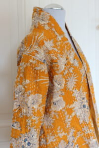 Kantha Jacke Sunaja gelb umlegbarer Kragen Detail — offener Schnitt