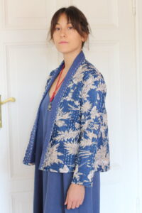 Kantha Jacke Sunaja blau Seitenansicht — fließender Schnitt recycelte Baumwolle