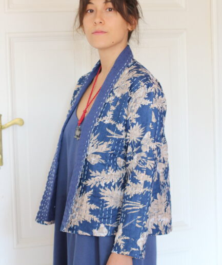 Kantha Jacke Sunaja blau Seitenansicht — fließender Schnitt recycelte Baumwolle