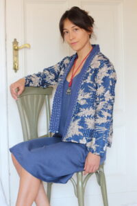 Kantha Jacke Sunaja blau getragen mit Kleid — nachhaltige Mode Berlin